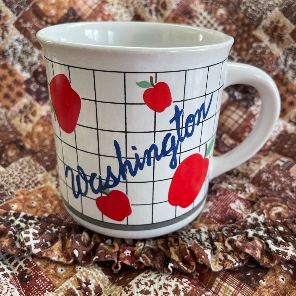 Washington-themed Souvenir Mug Retro Apples on a Black-and-White Grid Pattern